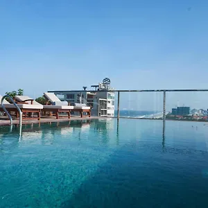 Sofiana My Khe & Spa- Rooftop Pool Bar מלון