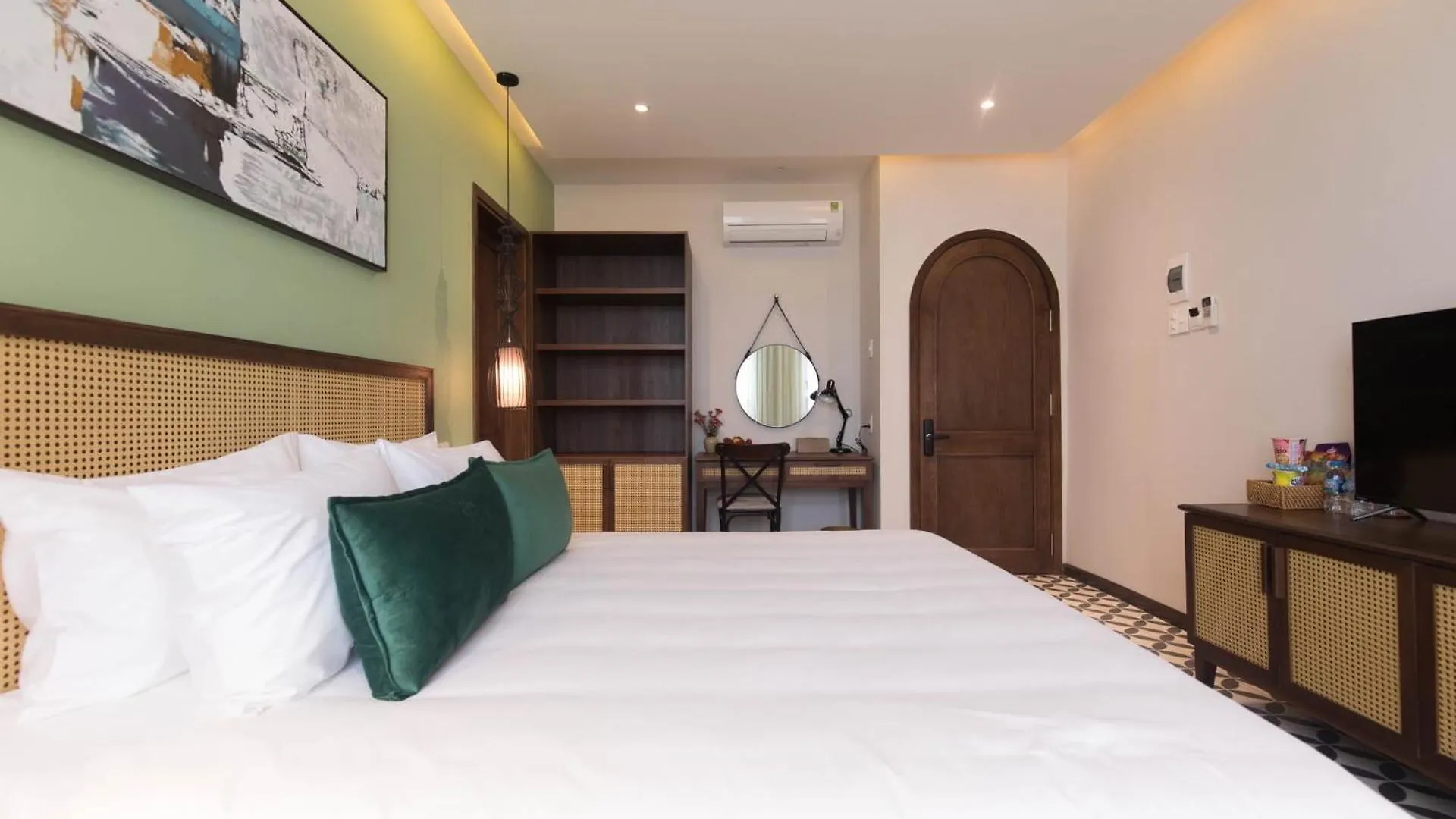 Flower Beachstay & Coffee Da Nang Hotel